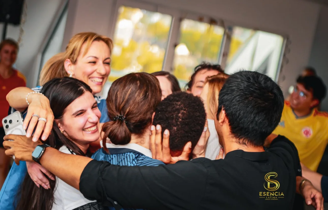 Die Esencia Latina Community beim gemeinsamen Feiern
