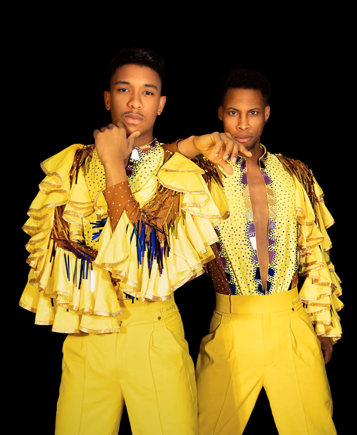 Edson und Juan von Esencia Latina in gelben Tanzkostümen